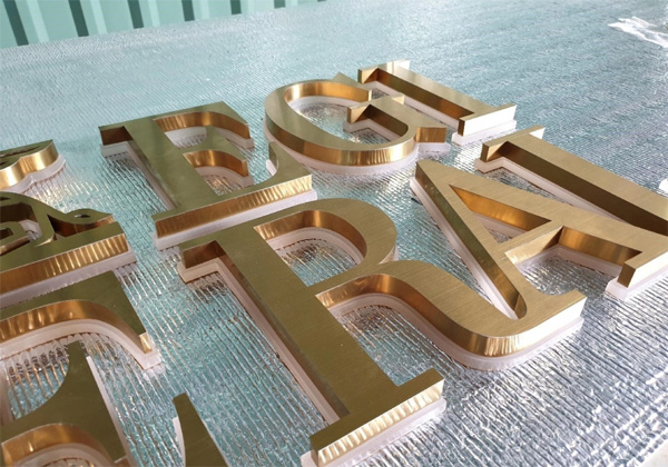 <p class="15" style="text-align: center;"><strong>Chữ nổi Inox</strong></p>